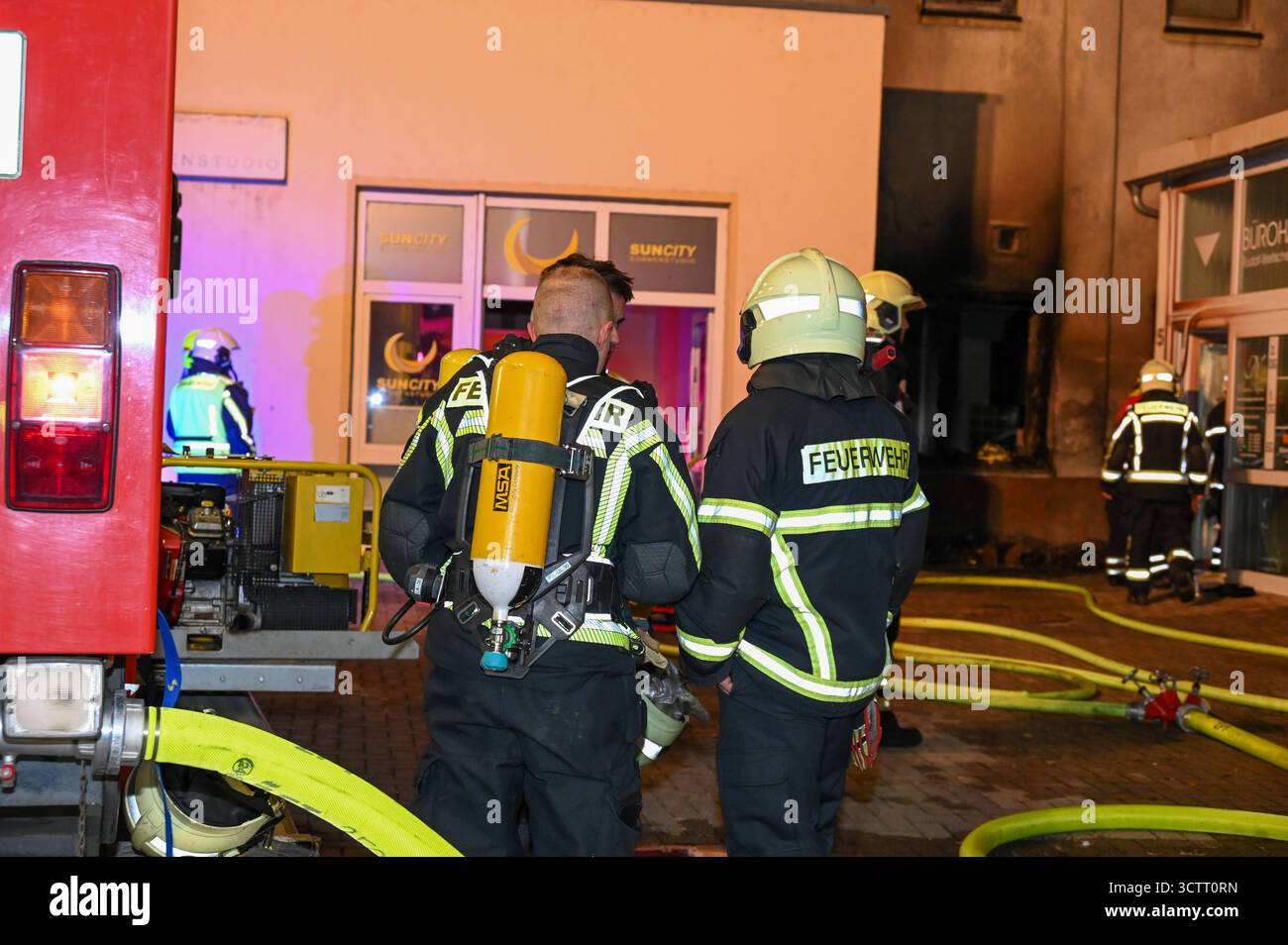 Döbeln - Brand neben Edeka-Gebäude: Geschäftsräume beschädigt, Sachschaden an Haus 04.10.2025 gegen 1,30 Uhr Döbeln, Rosa-Luxemburg-Straße in der Nacht zu Samstag Hat in Döbeln ein Feuer an einem Geschäftsgebäude neben dem Edeka-Markt für Aufregung gesorgt. Nach ersten Informationen geriet ein container an der Gebäudeecke an der Rosa-Luxemburg-Straße in Brand. Die Flammen griffen auf Die Fassade über. Ein Sonnenstudio im Erdgeschoss wurde durch den Brand komplett verraucht. Die Geschäftsräume wurden stark beschädigt und das Sonnenstudio kann vorerst nicht wieder öffnen. Verletzt wurde nach bis Foto Stock