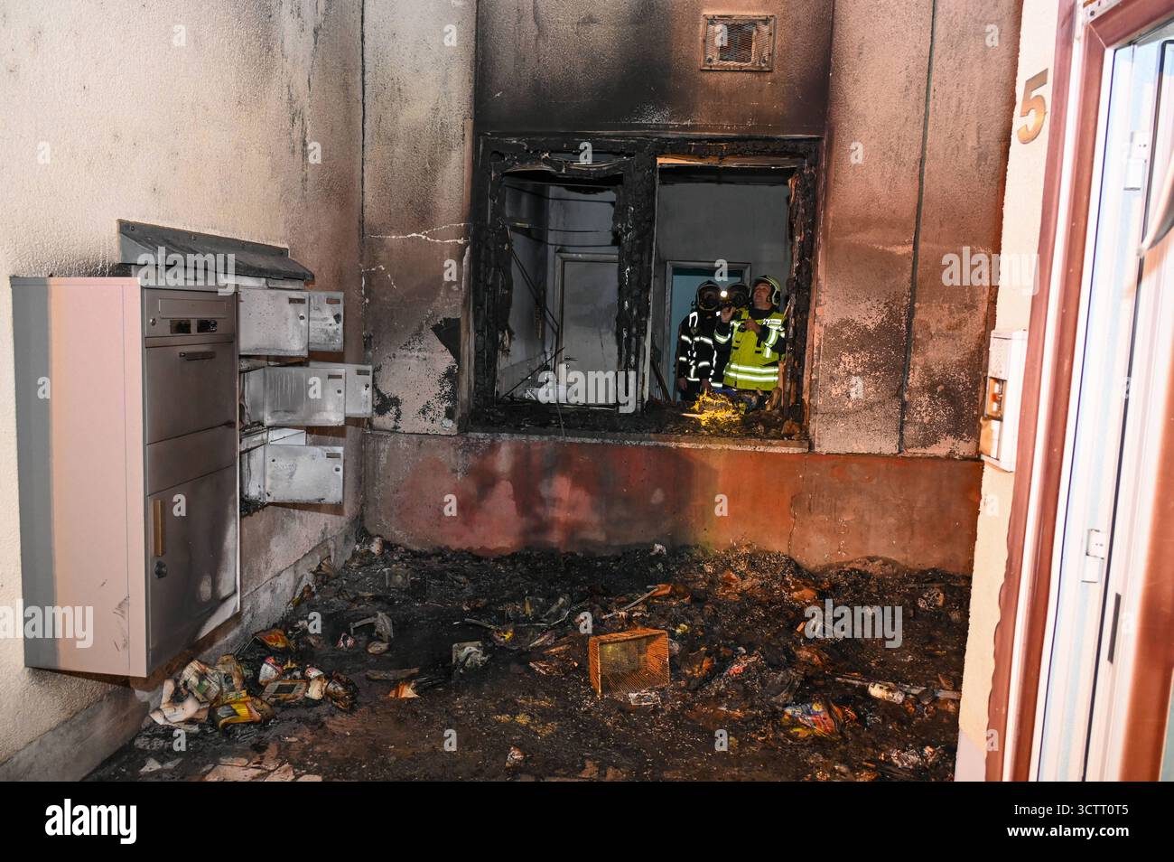 Döbeln - Brand neben Edeka-Gebäude: Geschäftsräume beschädigt, Sachschaden an Haus 04.10.2025 gegen 1,30 Uhr Döbeln, Rosa-Luxemburg-Straße in der Nacht zu Samstag Hat in Döbeln ein Feuer an einem Geschäftsgebäude neben dem Edeka-Markt für Aufregung gesorgt. Nach ersten Informationen geriet ein container an der Gebäudeecke an der Rosa-Luxemburg-Straße in Brand. Die Flammen griffen auf Die Fassade über. Ein Sonnenstudio im Erdgeschoss wurde durch den Brand komplett verraucht. Die Geschäftsräume wurden stark beschädigt und das Sonnenstudio kann vorerst nicht wieder öffnen. Verletzt wurde nach bis Foto Stock