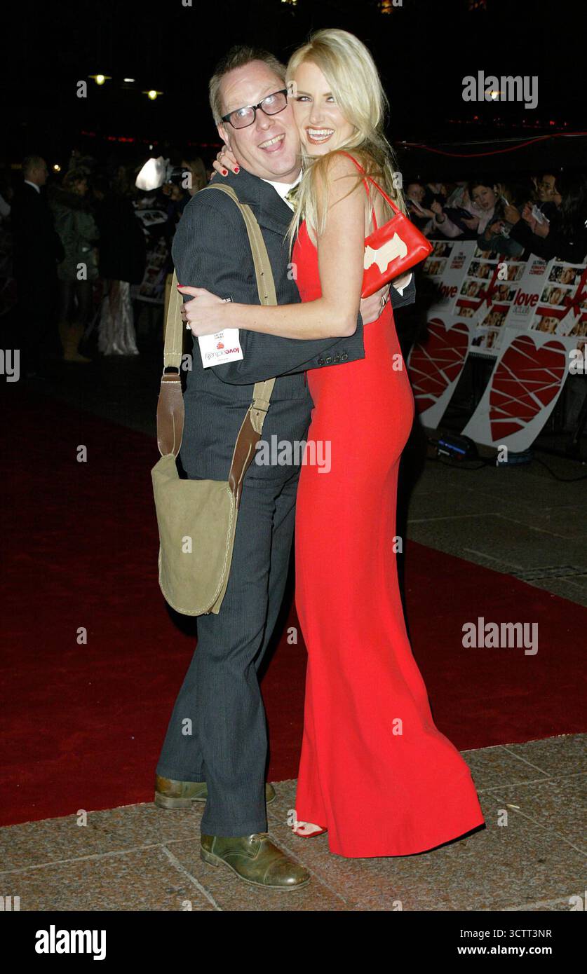 VIC Reeves e la moglie Nancy Sorrell alla prima di Love actually, Odeon Leicester Square a Londra - 16/11/03 Foto Stock