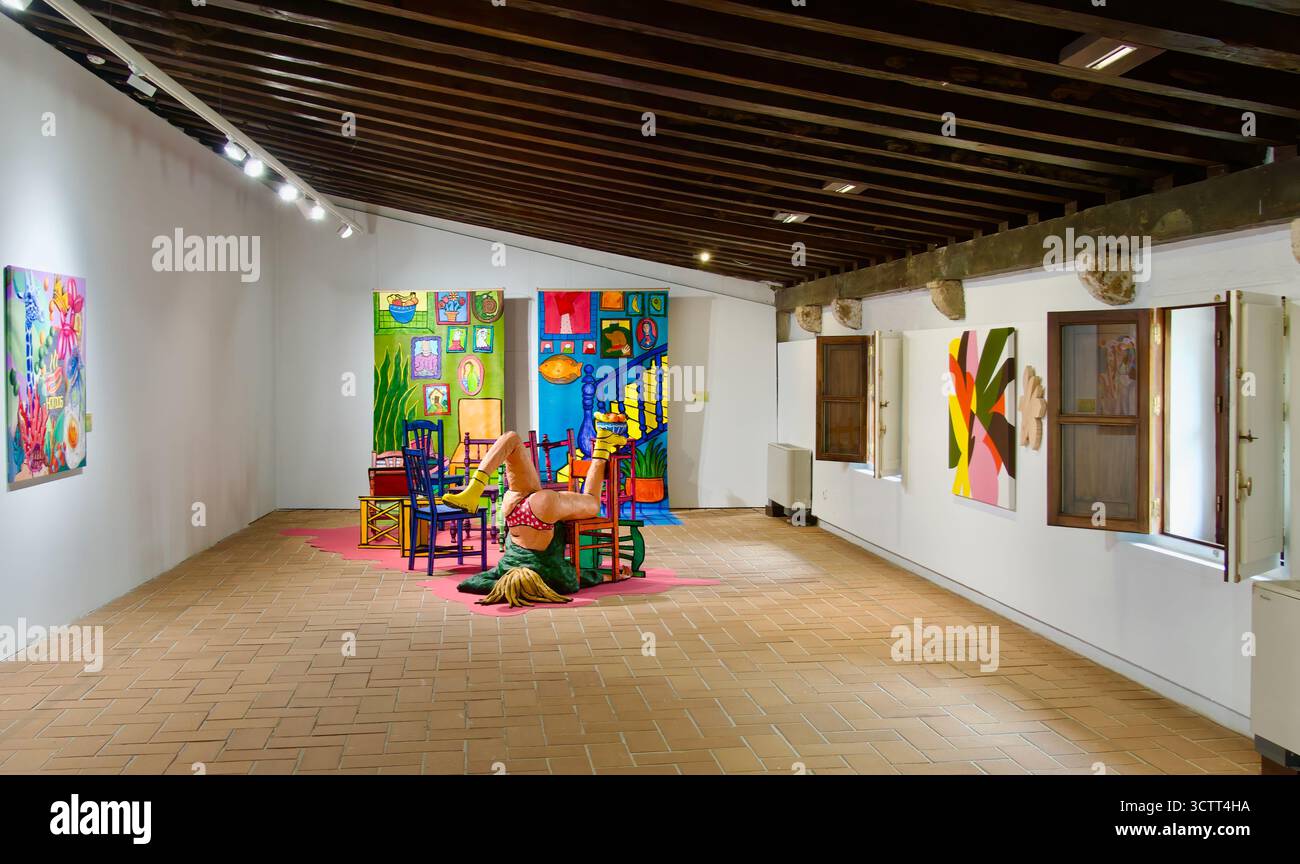 No sé cómo sentarme en la silla de los adultos di Marina Tellme installazione multimediale mista mostra castello Santa Catalina Caleta spiaggia Cadice Spagna Foto Stock