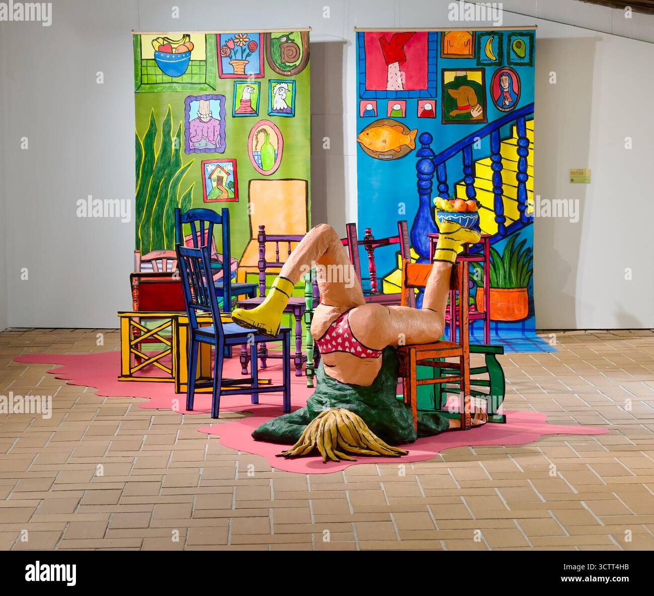 No sé cómo sentarme en la silla de los adultos di Marina Tellme installazione multimediale mista mostra castello Santa Catalina Caleta spiaggia Cadice Spagna Foto Stock