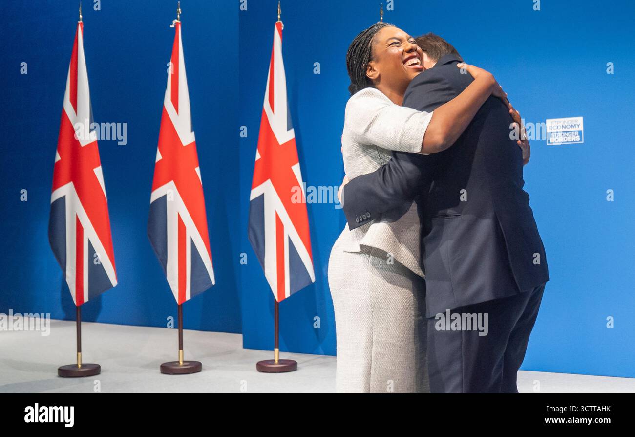 Il leader del partito conservatore Kemi Badenoch abbraccia suo marito, Hamish Badenoch, dopo aver fatto il suo discorso chiave alla Conferenza del Partito Conservatore al Manchester Central Convention Complex. Data foto: Mercoledì 8 ottobre 2025. Foto Stock