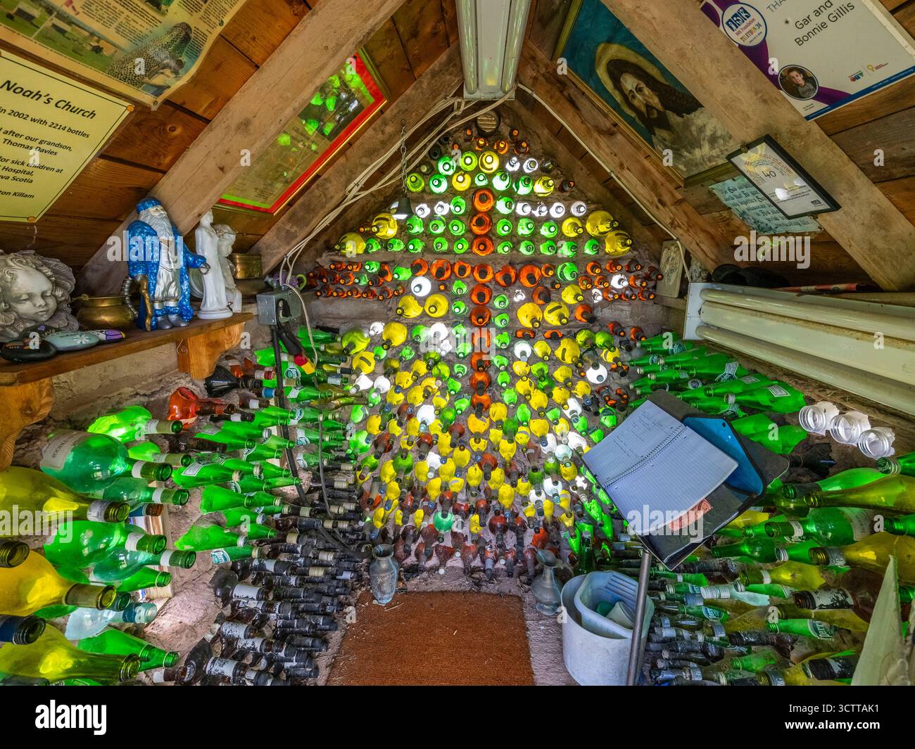 Parete interna dell'edificio fatta di bottiglie di vetro all'Hannah's Bottle Village, nella città di Point prim sull'Isola del Principe Edoardo, Canada Foto Stock