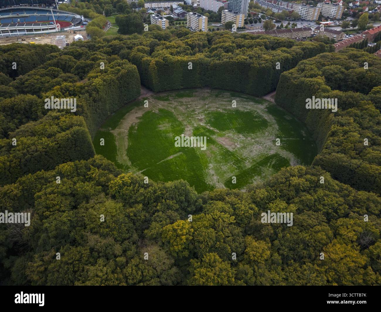 Veduta aerea della vibrante radura verde circondata da una fitta foresta, un'oasi di calma nel mezzo della proliferazione urbana, Pildammsparken, Malmo, Svezia. Foto Stock