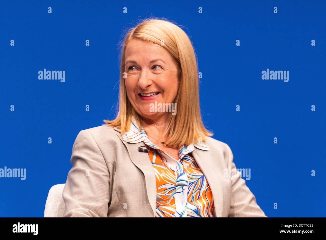 Manchester, Regno Unito. 8 OTTOBRE 2025. Katy Bourne, Commissario della polizia e del crimine (PCC) per il Sussex, parla sul palco principale durante l'ultimo giorno della Conferenza del partito conservatore a Manchester. Credito Milo Chandler/Alamy Live News Foto Stock
