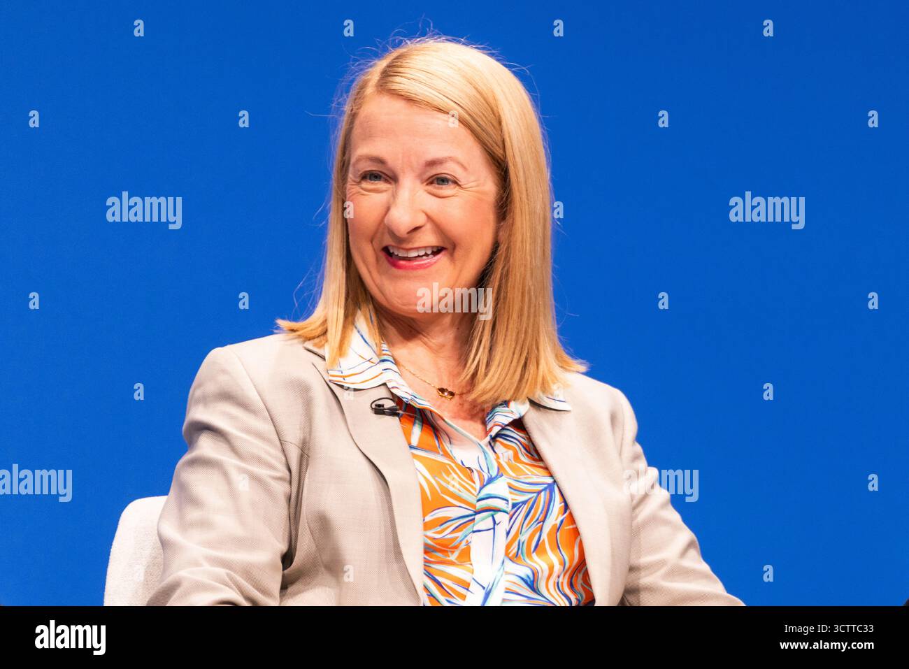 Manchester, Regno Unito. 8 OTTOBRE 2025. Katy Bourne, Commissario della polizia e del crimine (PCC) per il Sussex, parla sul palco principale durante l'ultimo giorno della Conferenza del partito conservatore a Manchester. Credito Milo Chandler/Alamy Live News Foto Stock
