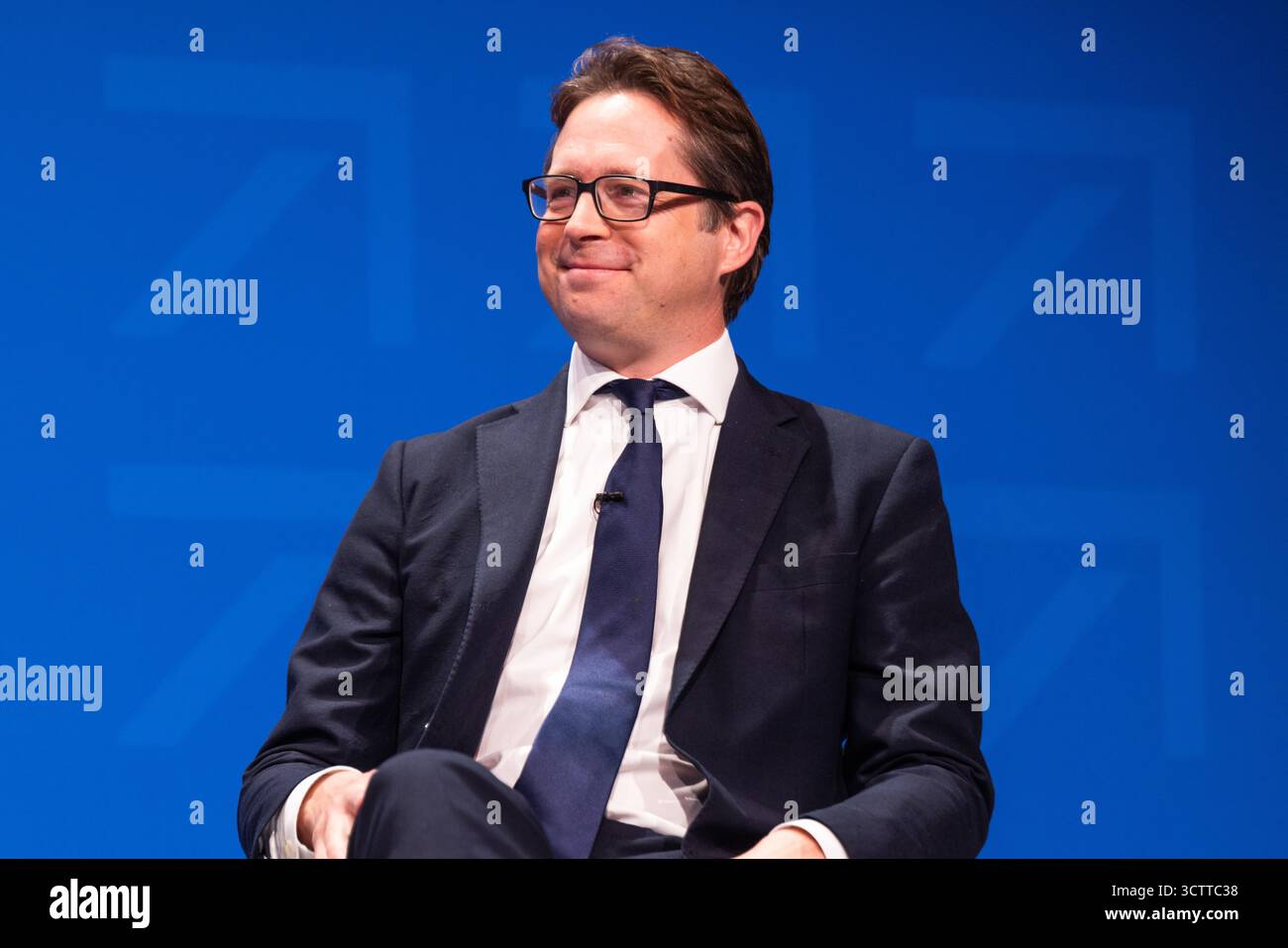 Manchester, Regno Unito. 8 OTTOBRE 2025. Alex Burghart, Segretario di Stato ombra per l'Irlanda del Nord e deputato per Brentwood e Ongar, parla sul palco principale durante l'ultimo giorno della Conferenza del partito conservatore a Manchester. Credito Milo Chandler/Alamy Live News Foto Stock