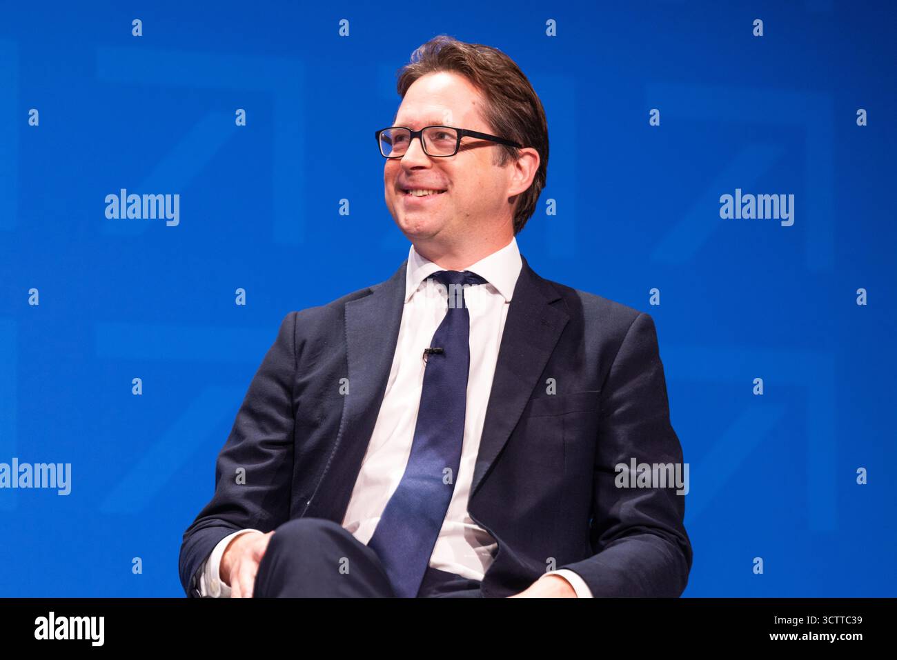 Manchester, Regno Unito. 8 OTTOBRE 2025. Alex Burghart, Segretario di Stato ombra per l'Irlanda del Nord e deputato per Brentwood e Ongar, parla sul palco principale durante l'ultimo giorno della Conferenza del partito conservatore a Manchester. Credito Milo Chandler/Alamy Live News Foto Stock