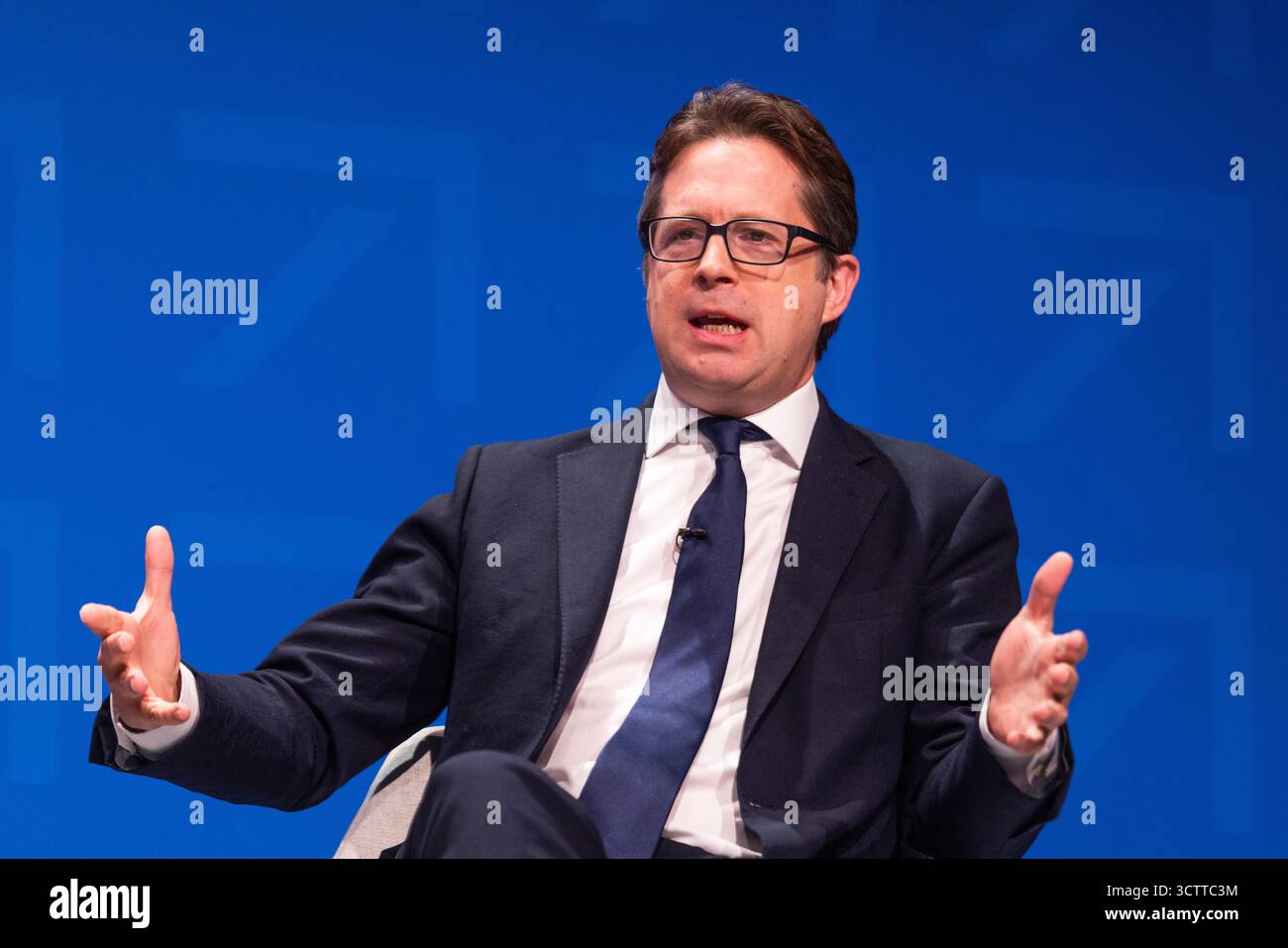 Manchester, Regno Unito. 8 OTTOBRE 2025. Alex Burghart, Segretario di Stato ombra per l'Irlanda del Nord e deputato per Brentwood e Ongar, parla sul palco principale durante l'ultimo giorno della Conferenza del partito conservatore a Manchester. Credito Milo Chandler/Alamy Live News Foto Stock