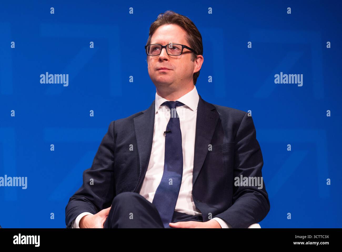 Manchester, Regno Unito. 8 OTTOBRE 2025. Alex Burghart, Segretario di Stato ombra per l'Irlanda del Nord e deputato per Brentwood e Ongar, parla sul palco principale durante l'ultimo giorno della Conferenza del partito conservatore a Manchester. Credito Milo Chandler/Alamy Live News Foto Stock