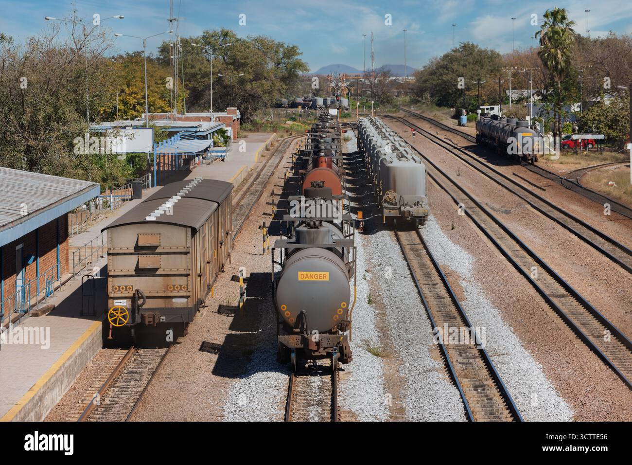 carrozza per cementifici e cisterna del gas combustibile, trasporto su rotaia in carri per trasporto di massa di calcestruzzo, benzina e diesel Foto Stock