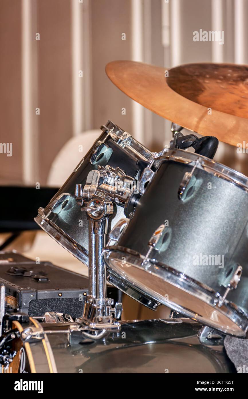 il set di percussioni, noto anche come drum kit, è una raccolta di batteria, piatti e altri strumenti a percussione arrangiati per essere suonati da un solo m Foto Stock