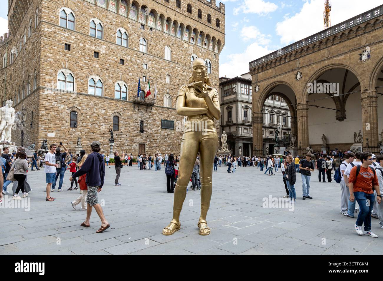 Firenze, Italia - 10 maggio 2025: "Il tempo si dispiega", una scultura in bronzo dorato di Thomas J Price, si trova in Piazza della Signoria vicino a Palazzo Vecchio Foto Stock
