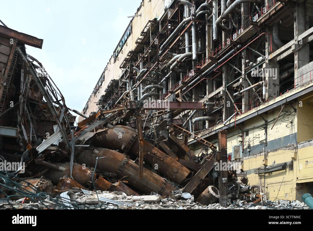 Decadente architettura industriale di una centrale elettrica a lignite demolita Foto Stock