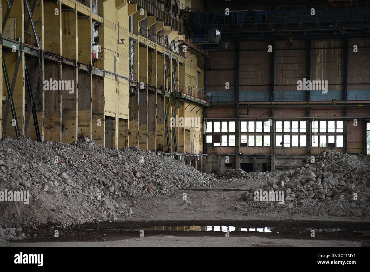 Interno di una centrale elettrica dismessa durante lo smantellamento Foto Stock
