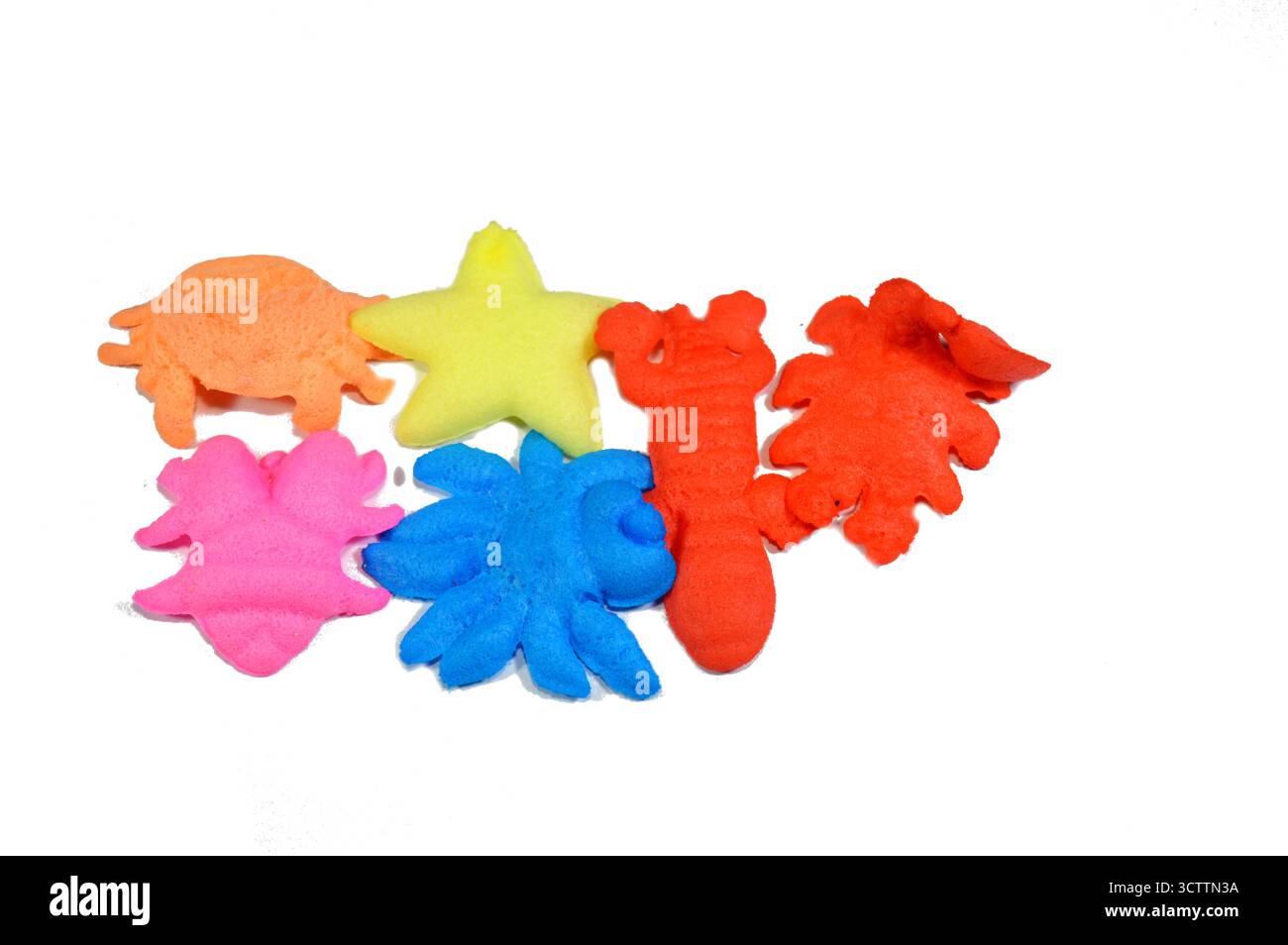 giocattoli per animali marini che crescono nell'acqua, tipo di novità o di giocattolo sensoriale che si espande di dimensioni quando sono collocati in acqua, in materiale simile alla schiuma che assorbe l'acqua, Foto Stock