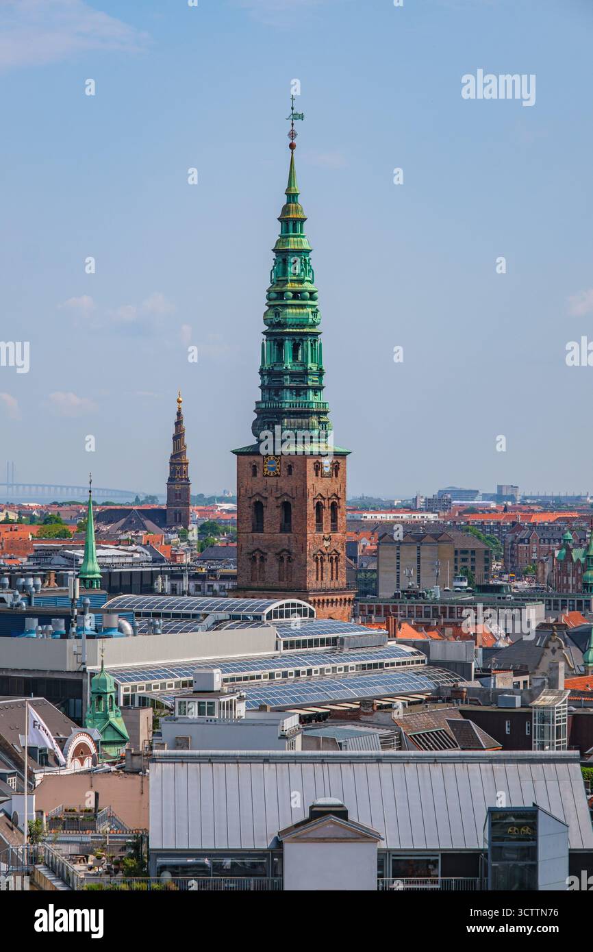 Vista di Nikolaj Kunsthal dalla Torre rotonda di Copenaghen, con la Chiesa del nostro Salvatore sullo sfondo Foto Stock