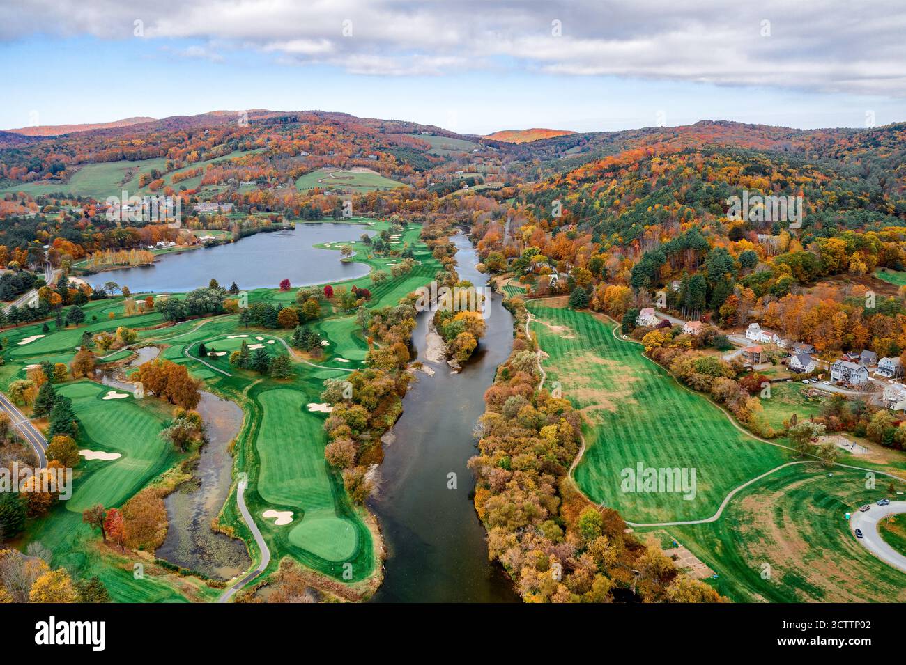 Vista aerea del fiume Connecticut che serpeggia attraverso un vivace arazzo di foglie autunnali vicino a un campo da golf e al lago, White River Junction, Vermont, un Foto Stock