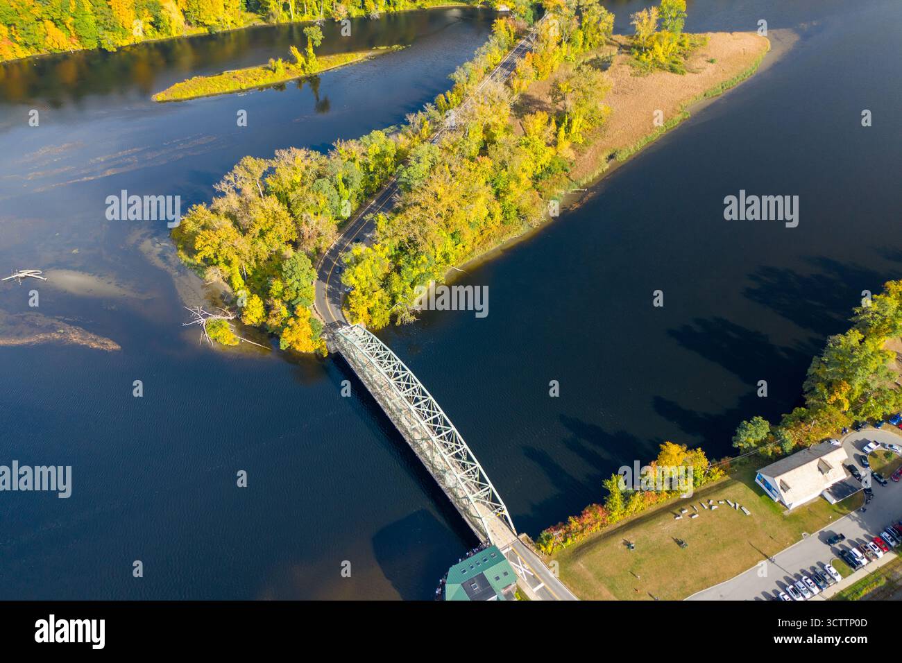 Vista aerea del ponte Manhan Rail Trail che si estende attraverso il fiume Connecticut, incorniciato da foglie autunnali e acque tranquille, Brattleboro, Vermon Foto Stock