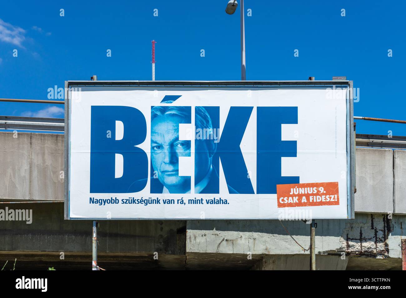 Cartellone pubblicitario della campagna Fidesz a Budapest con la parola “Pace” e un messaggio politico che promuove il partito prima delle elezioni del 9 giugno. Foto Stock