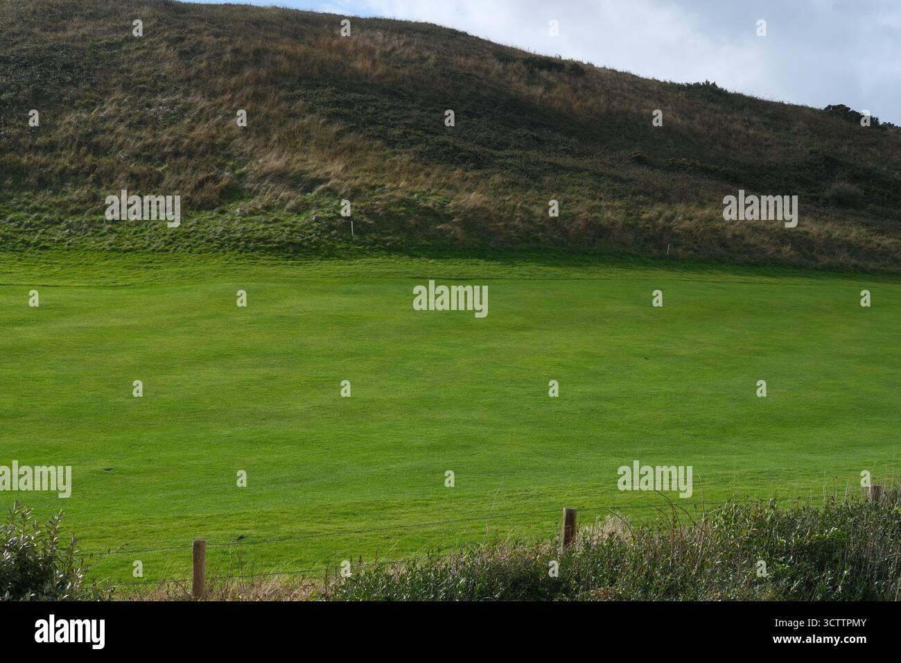 Campo da golf verde tra le colline della Francia. Sport e hobby professionali, accesso durante i viaggi o le vacanze. Manutenzione delle superfici erbose Foto Stock