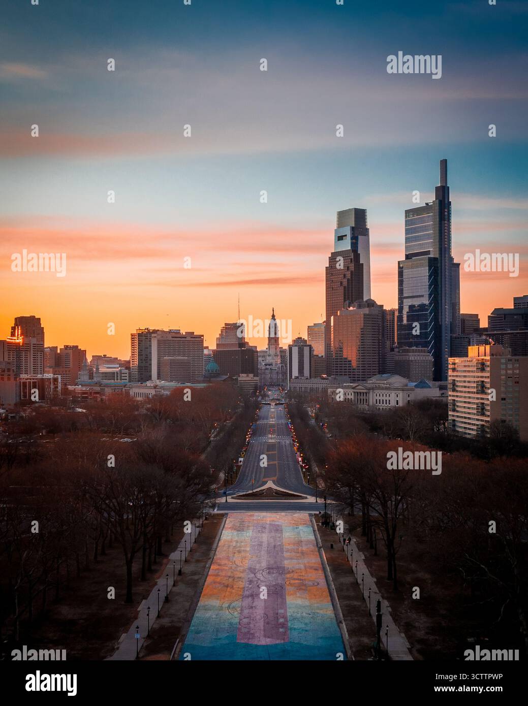 La vista aerea di Logan Square riflette la vibrante alba mentre si estende verso lo skyline di Filadelfia con il Municipio e i moderni grattacieli, Philadelphia, Pennsylvania, Stati Uniti. Foto Stock