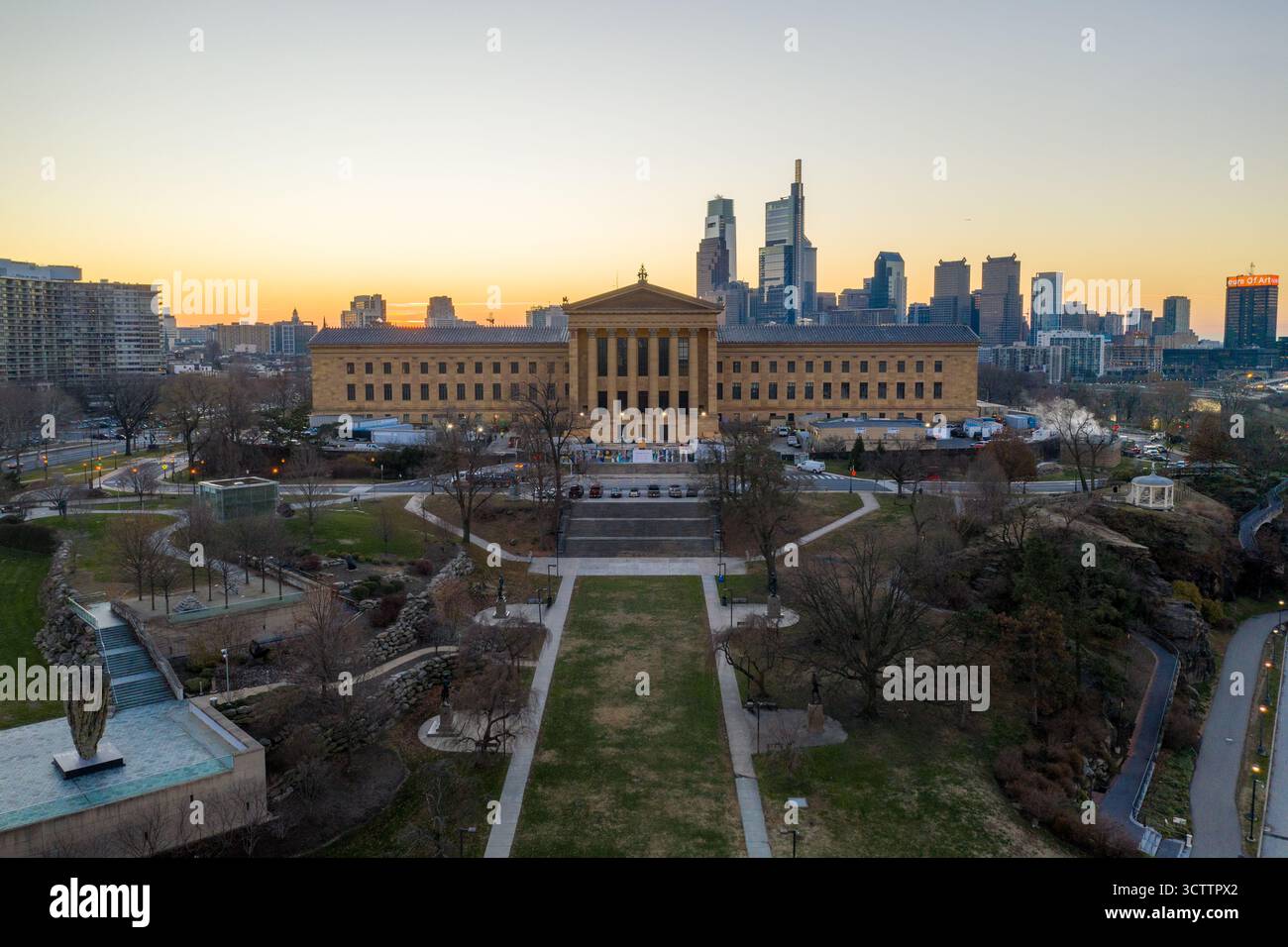 La vista aerea del Philadelphia Museum of Art si crogiola nel soffice bagliore dell'alba, giustapposta allo skyline moderno della città, Philadelphia, Pennsylvania, Stati Uniti. Foto Stock