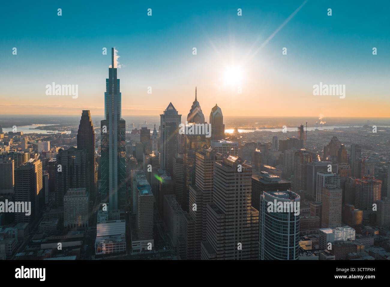 Vista aerea dei raggi dorati del sole che baciano il Comcast Technology Center e le vette iconiche dello skyline, Philadelphia, Pennsylvania, Stati Uniti. Foto Stock