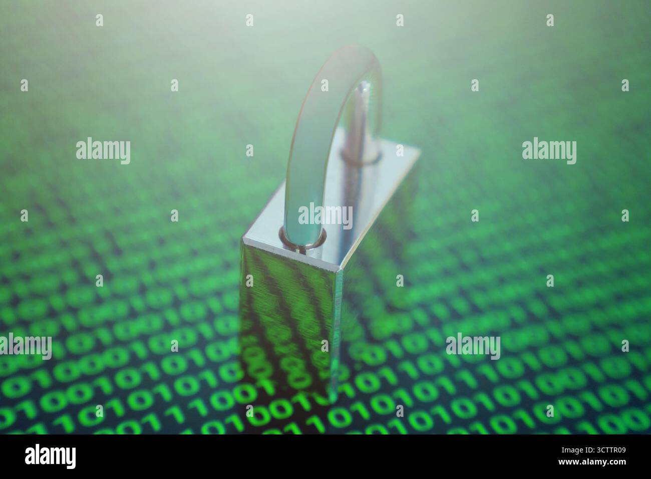 Concetto di sicurezza informatica con un lucchetto sullo sfondo del codice binario, che simboleggia la protezione dei dati, la crittografia e la sicurezza Internet nel mondo digitale. Foto Stock