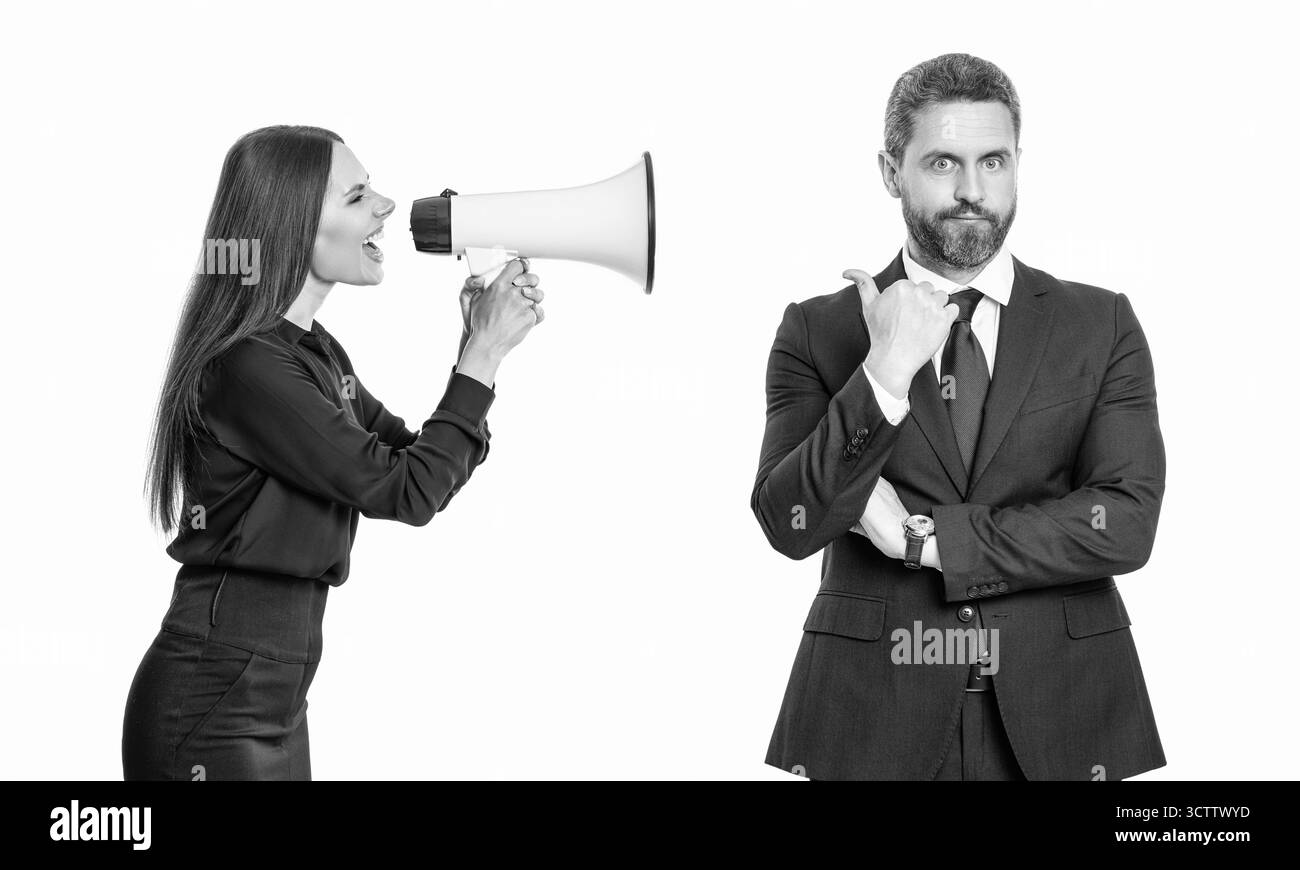 conflitto d'affari. donna d'affari che urla al dipendente con l'altoparlante. uomini d'affari partner in conflitto per la promozione. uomini d'affari che risolvono Foto Stock