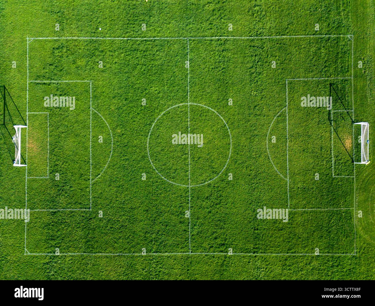 Vista aerea del campo da calcio con marcature e gol Foto Stock