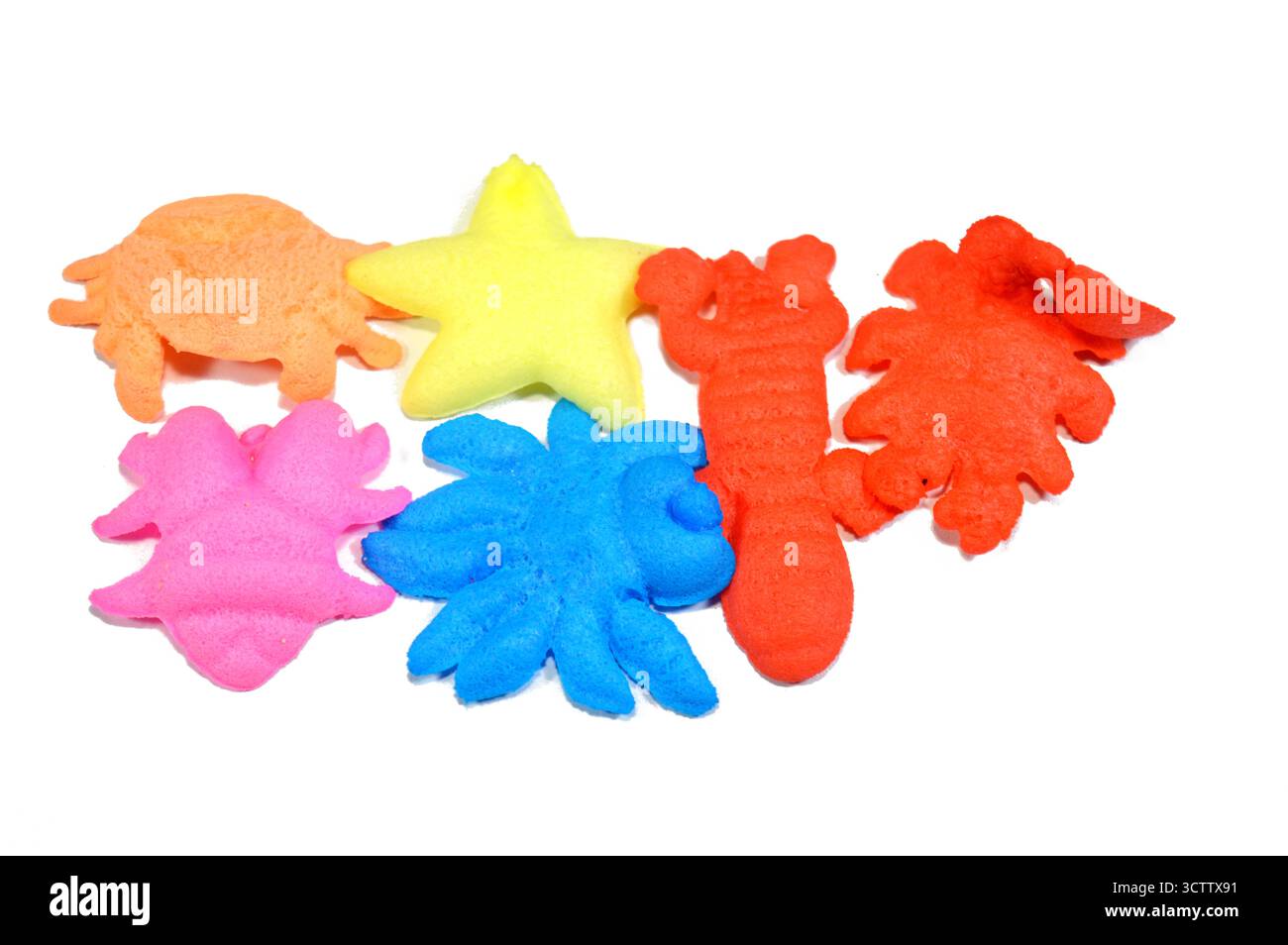 giocattoli per animali marini che crescono nell'acqua, tipo di novità o di giocattolo sensoriale che si espande di dimensioni quando sono collocati in acqua, in materiale simile alla schiuma che assorbe l'acqua, Foto Stock