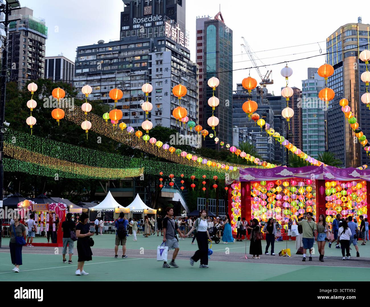 Festival di metà autunno (noto anche come Festival della Luna) Carnevale 2025 che si tiene nel Victoria Park, Hong Kong Foto Stock