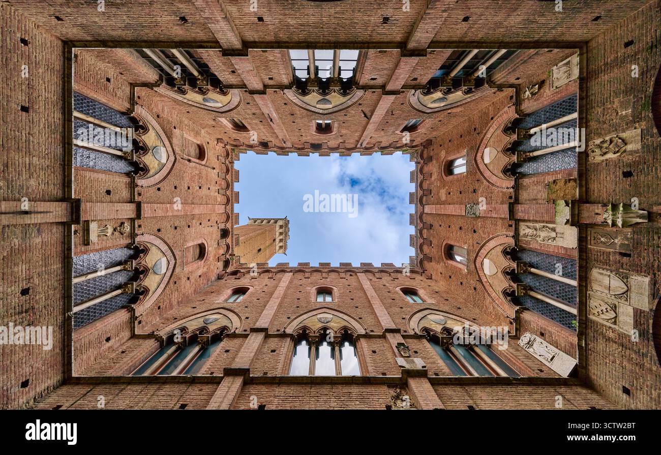 Guarda dal cortile del Palazzo pubblico fino alla Torre del Mangia Toscana, Italia Foto Stock