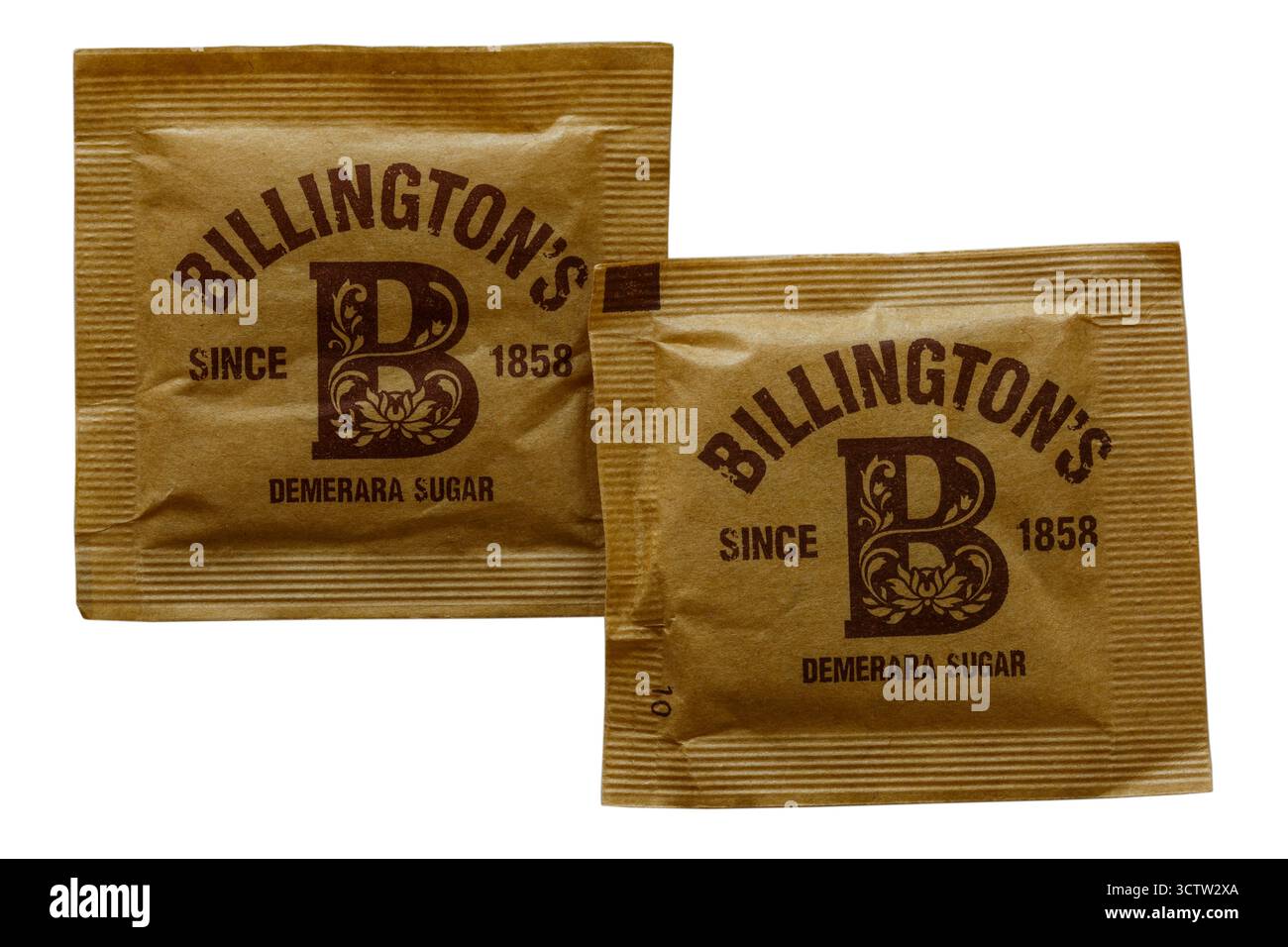 Due sacchetti di zucchero di Demerara di Billingtons isolati su sfondo bianco Foto Stock Due sacchetti di zucchero di Demerara di Billingtons isolati su sfondo bianco Foto Stock