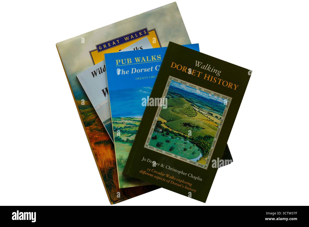 Selezione di libri da passeggio con il libro Walking Dorset History di Jo Draper e Christopher Chaplin in cima isolato su sfondo bianco Foto Stock