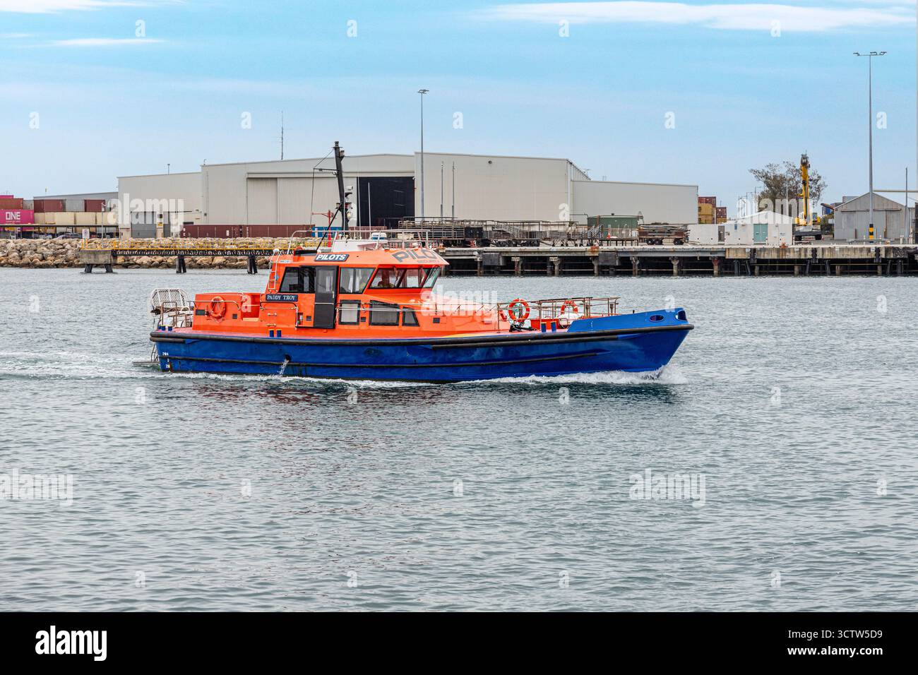 Una barca pilota che entra nel porto interno di Fremantle vicino a Perth nella regione SW dell'Australia Occidentale WA Foto Stock