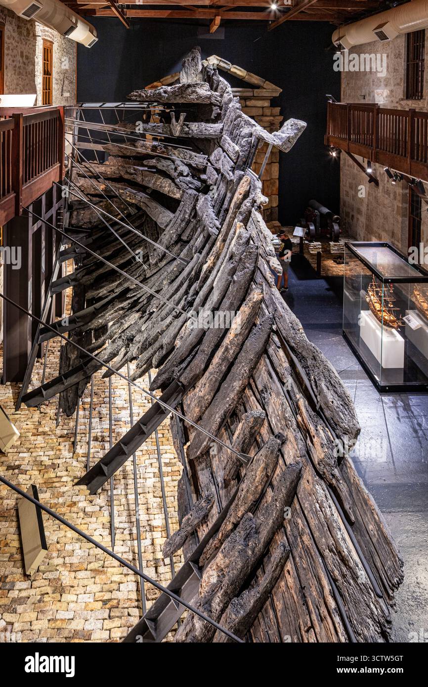Lo scafo ricostruito della Batavia che affondò nel 1629 nel WA Shipwrecks Museum a Fremantle vicino a Perth nella regione SW dell'Australia Occidentale Foto Stock