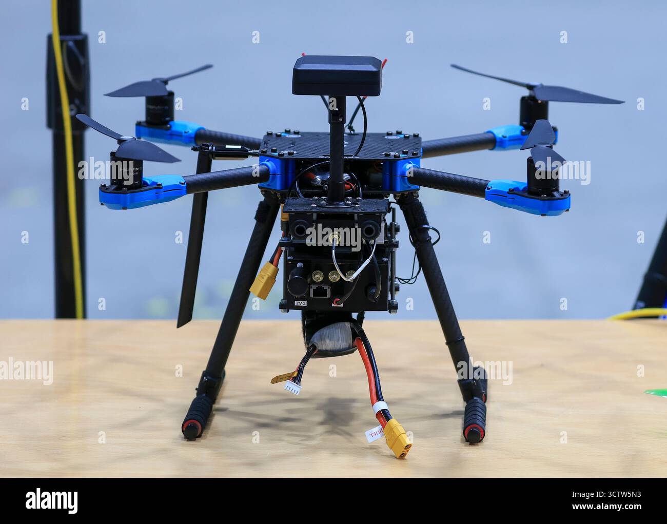 Cochstedt, Germania. 8 ottobre 2025. Un drone con un'antenna per disturbare il segnale GPS di altri droni (spoofing) si trova presso il sito di ricerca del German Aerospace Center presso l'aeroporto di Cochstedt. Presso il National test Center for Unmanned Aircraft Systems presso l'aeroporto commerciale vicino a Magdeburgo, la DLR sta sviluppando tecnologie per rilevare i droni indesiderati, creare immagini situazionali e combattere i droni. Crediti: Jan Woitas/dpa/Alamy Live News Foto Stock