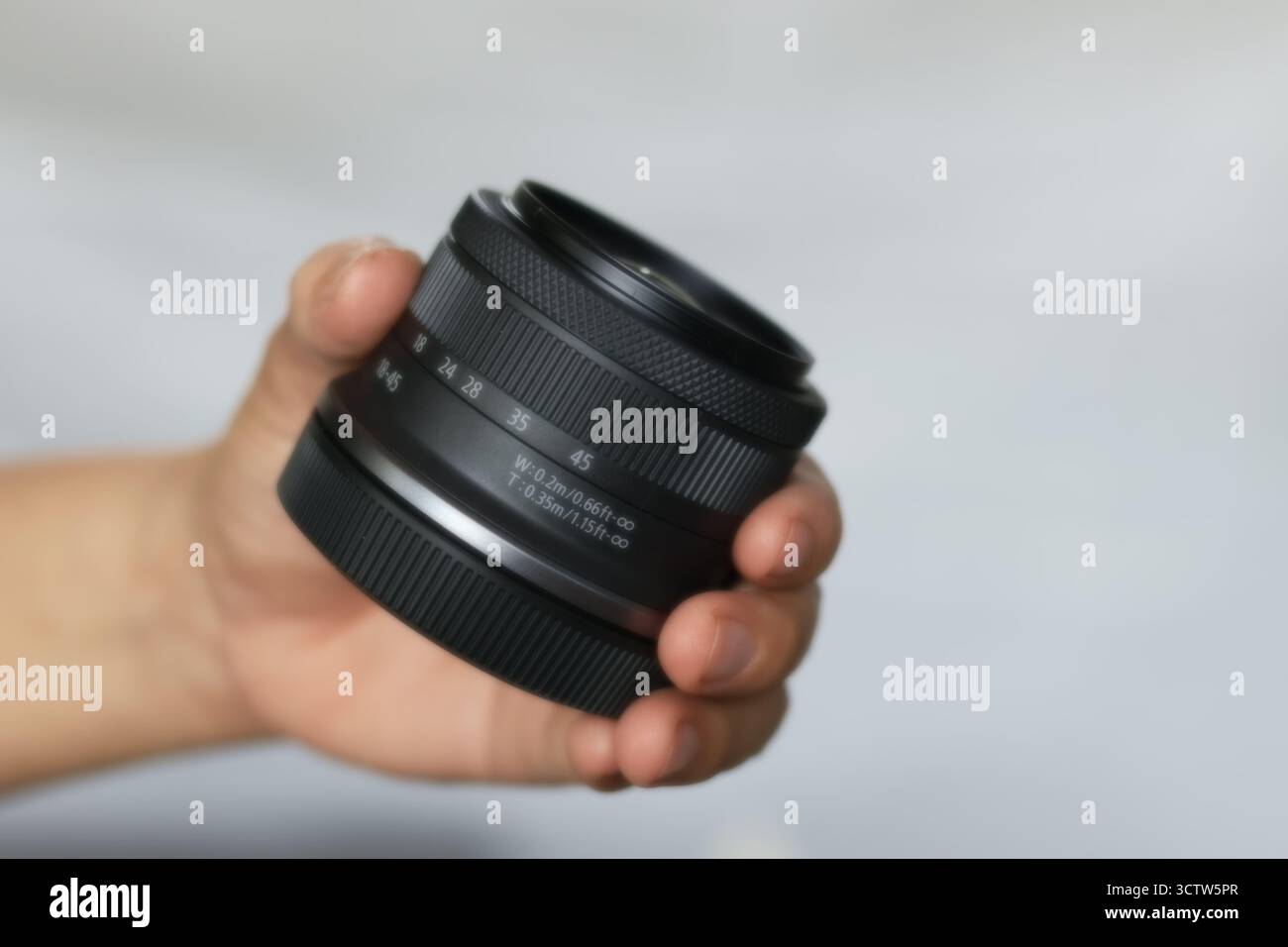 Gli obiettivi della fotocamera sono dispositivi che vengono costantemente sviluppati con tecnologia per acquisire immagini nitide e avere una visione più ampia, in base alle diverse specifiche Foto Stock