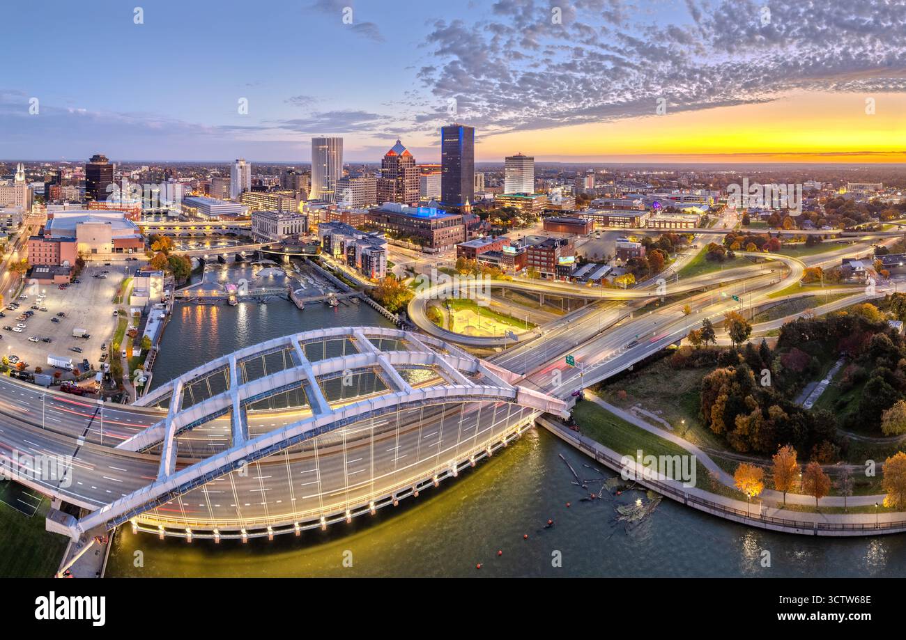Rochester, New York, Stati Uniti, paesaggio urbano sul fiume Genesee. Foto Stock