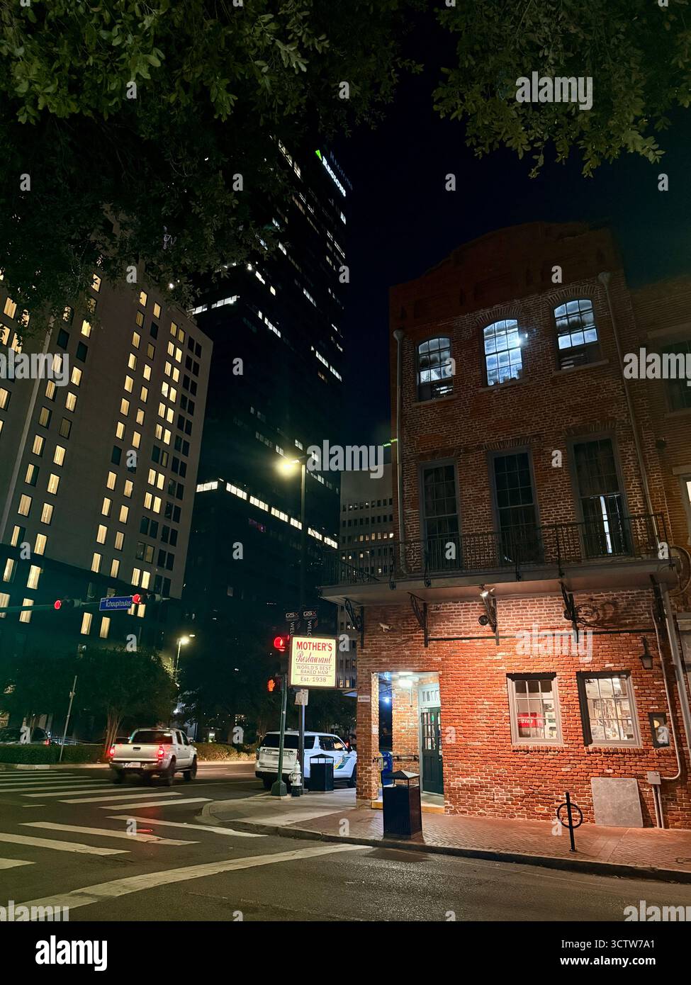 Angolo del ristorante Mother's di notte nel centro di New Orleans - Immagine stock catturata con smartphone