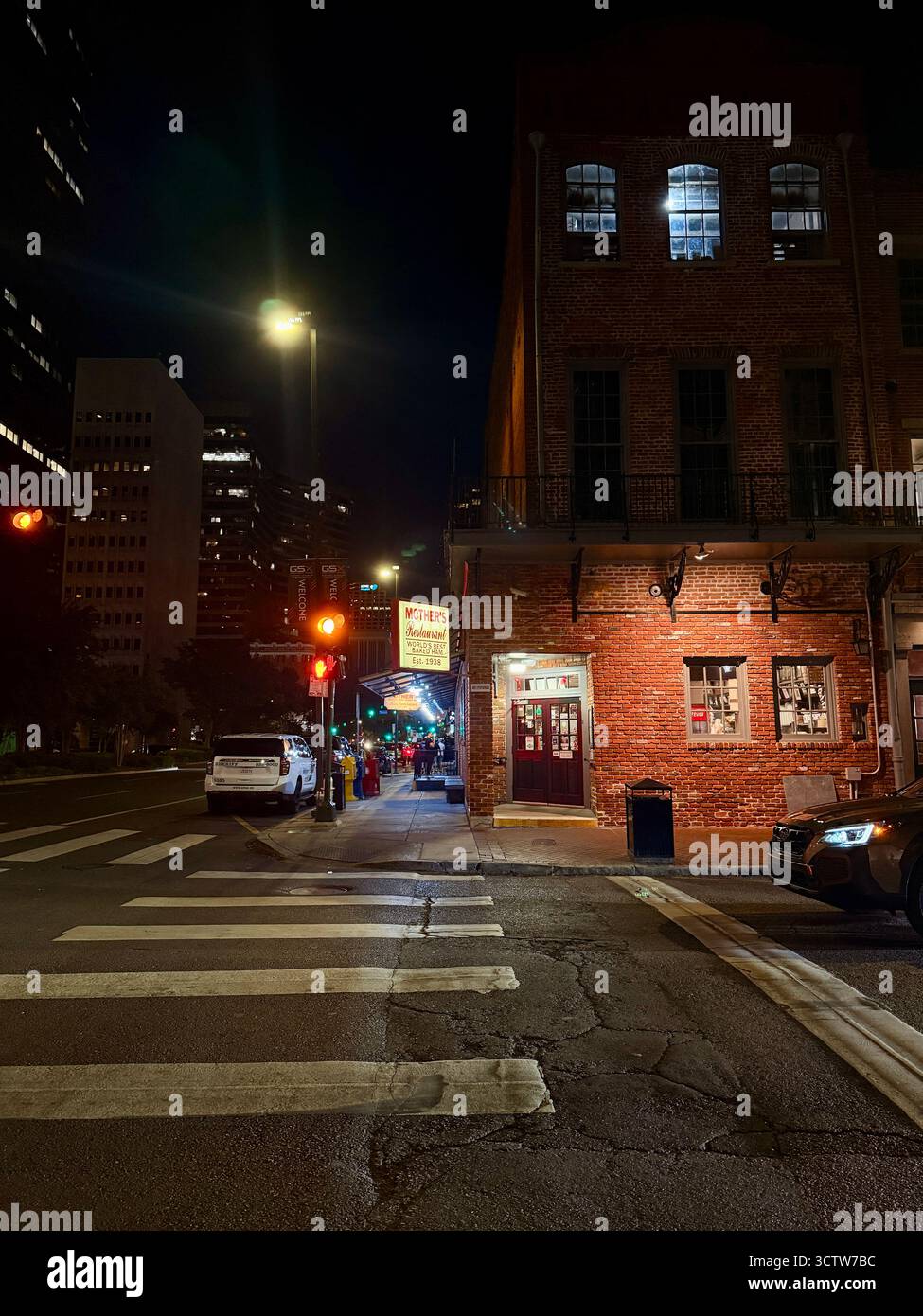 Angolo del ristorante Mother's di notte nel centro di New Orleans - Immagine stock catturata con smartphone