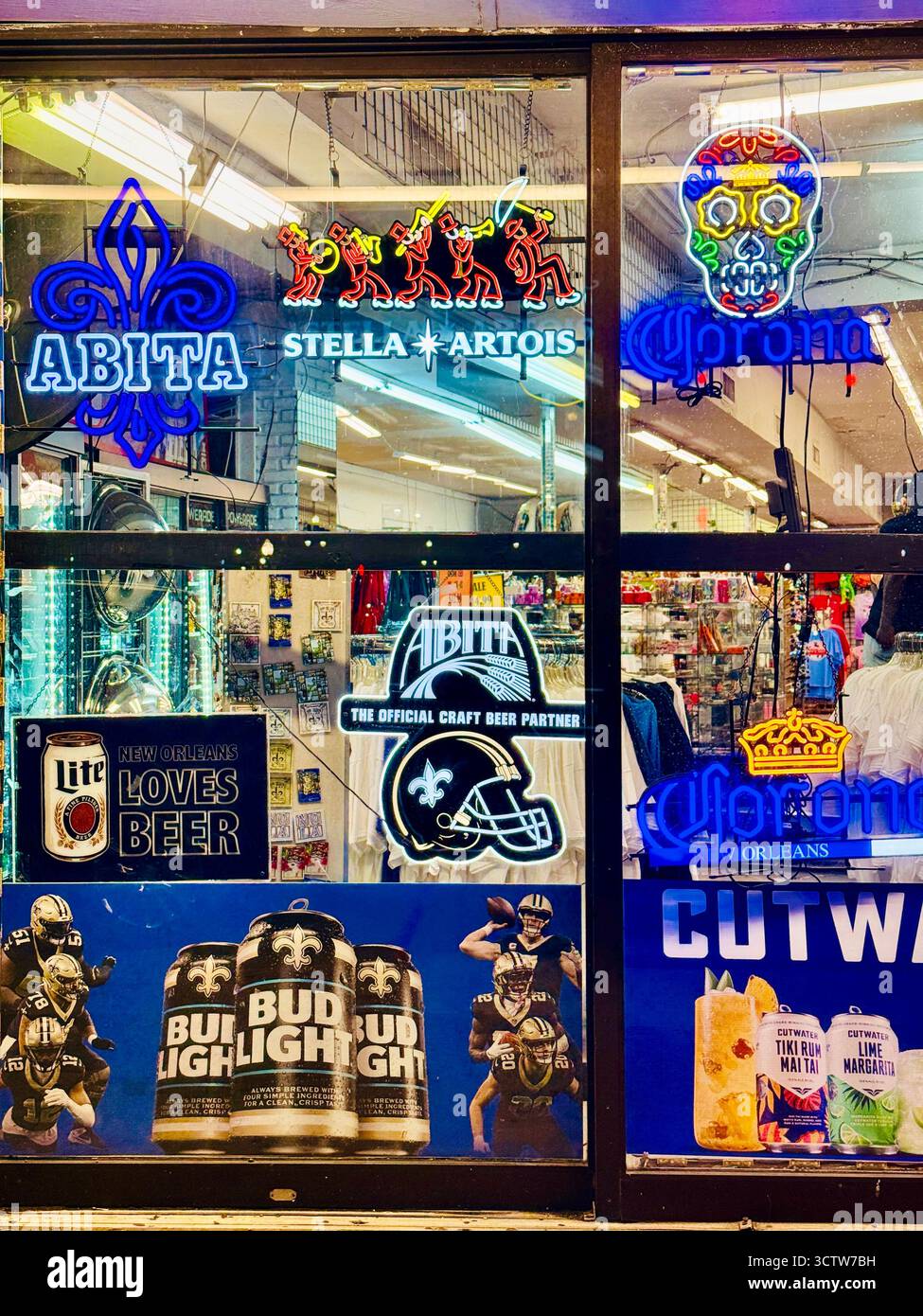 Colorato collage di cartelli vintage, poster e opere d'arte esposte in una vetrina di negozi a New Orleans, Louisiana, Stati Uniti, che espone la cultura e la creatività locali - Immagine stock catturata con smartphone