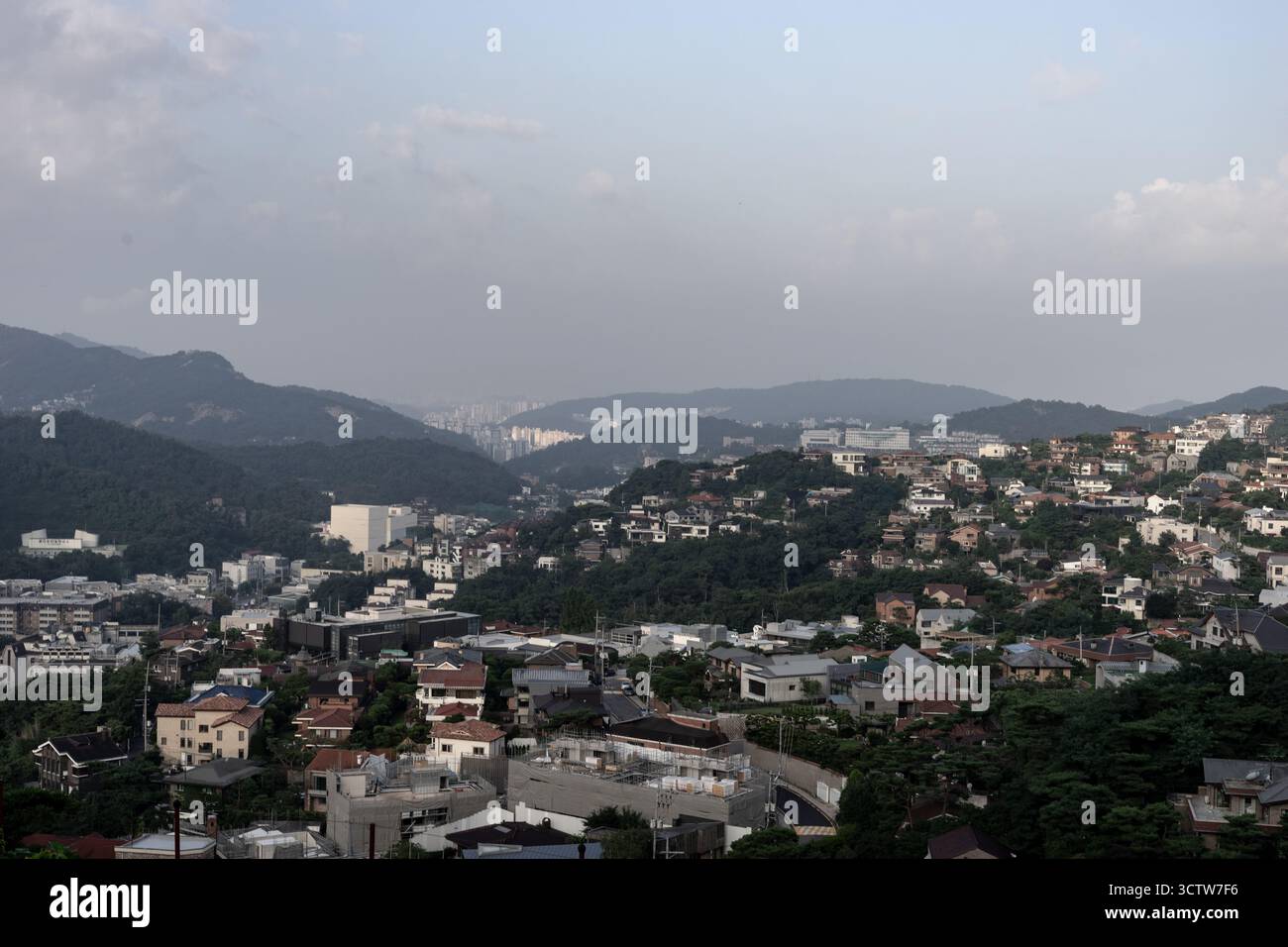Quartiere residenziale sulle colline di Seoul, Corea del Sud, con case moderne e paesaggi di montagna sullo sfondo. Foto Stock