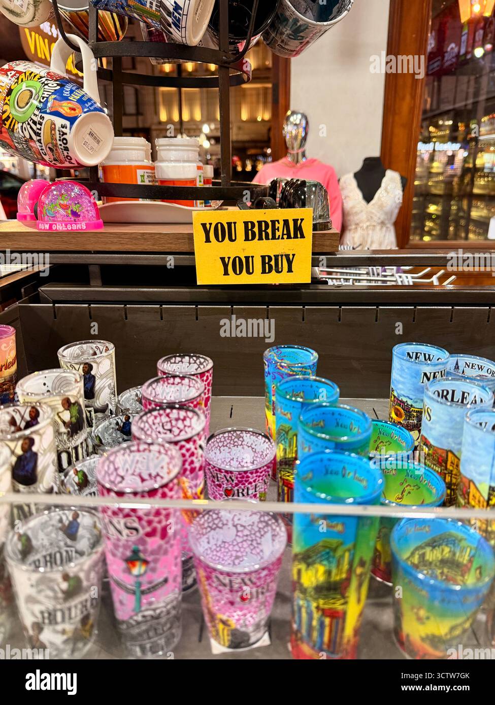 Mini Mart aperto 24 ore su 24 a New Orleans - Immagine stock catturata con smartphone