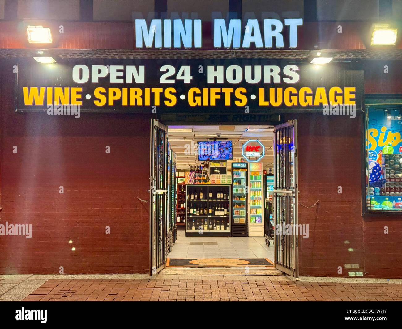 Mini Mart aperto 24 ore su 24 a New Orleans - Immagine stock catturata con smartphone