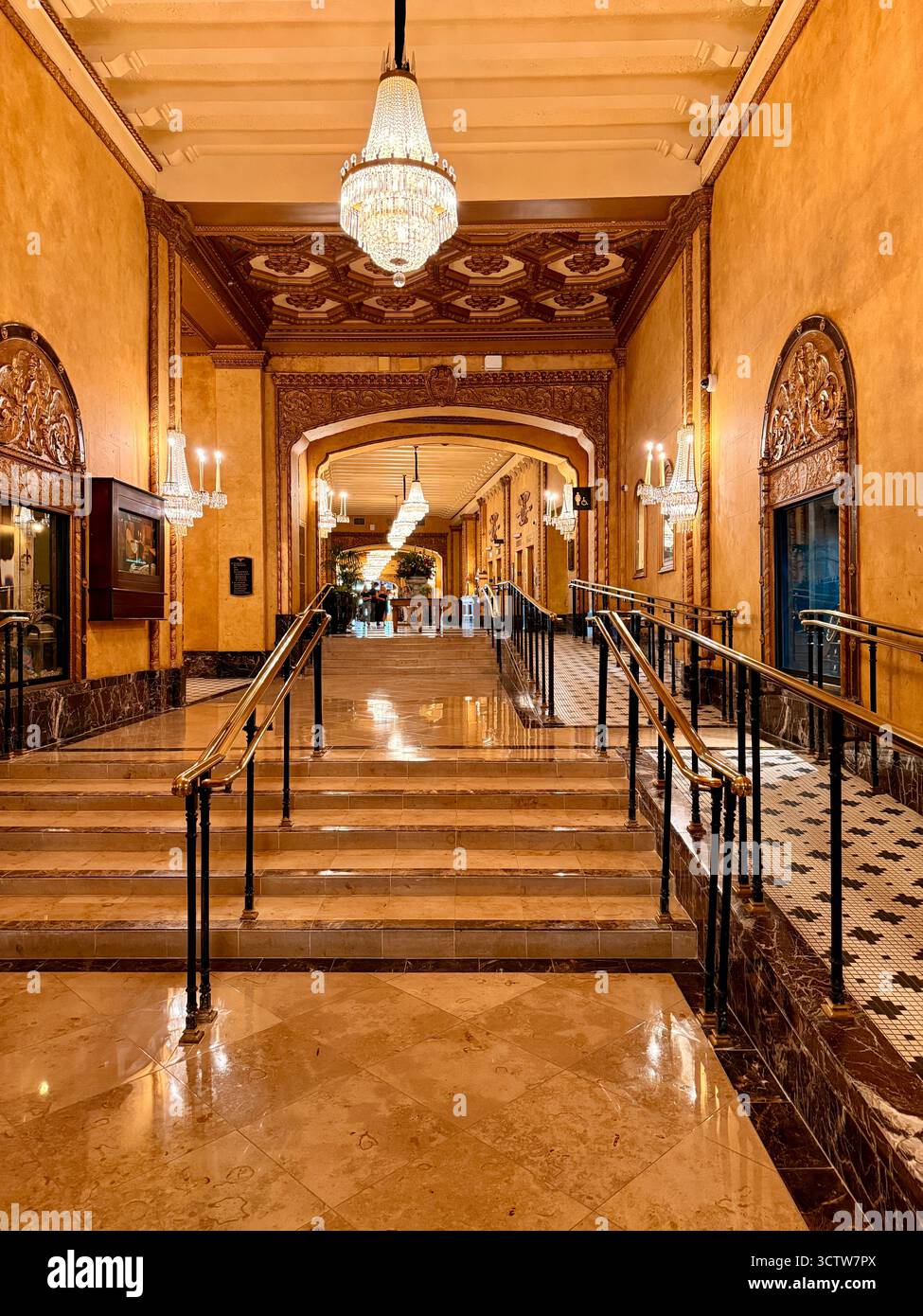 Eleganti interni della lobby dell'hotel con lampadari a New Orleans - Immagine stock catturata con smartphone