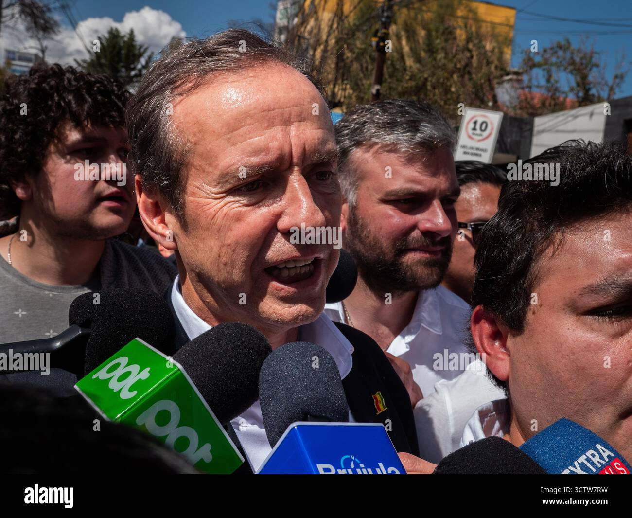 Candidato presidenziale per il partito politico libre, Jorge 'Tuto' Quiroga, dopo aver votato il giorno delle elezioni a la Paz, 17 agosto 2025. Foto Stock