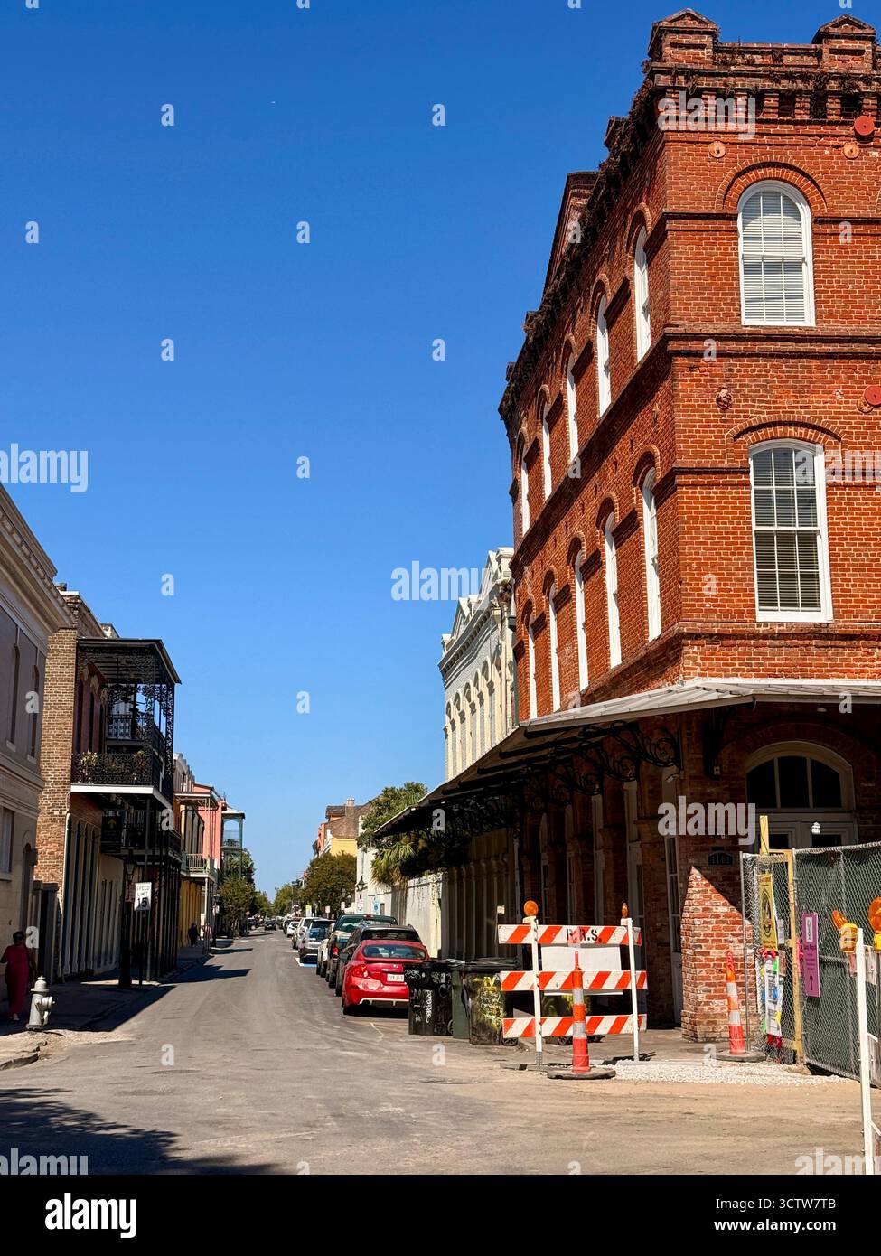 Edifici storici in mattoni e scena di strada a New Orleans - Immagine stock catturata con smartphone